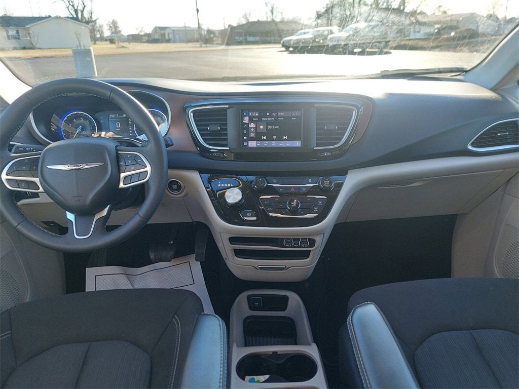 2024 Chrysler Voyager LX