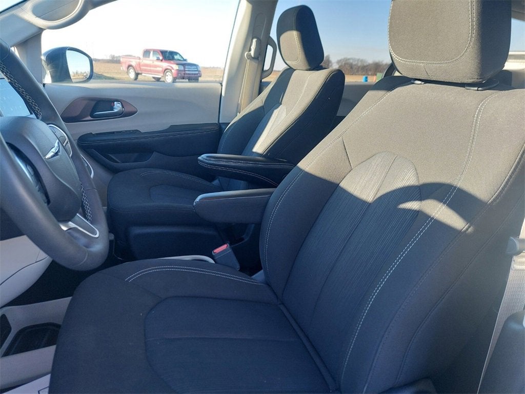 2024 Chrysler Voyager LX